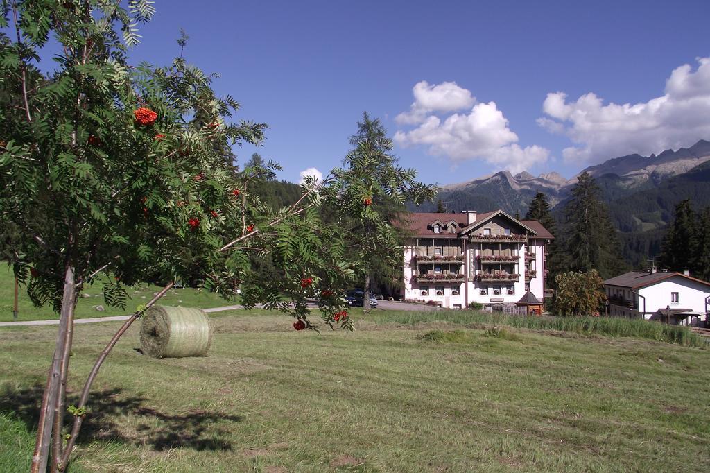 Hotel Canada Predazzo Esterno foto
