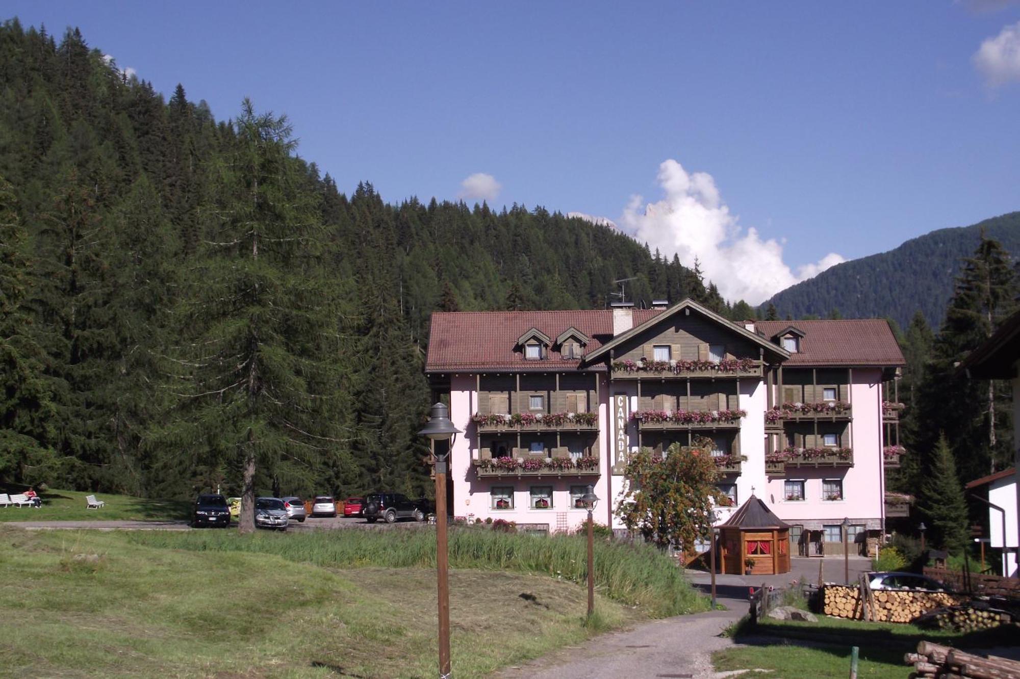 Hotel Canada Predazzo Esterno foto
