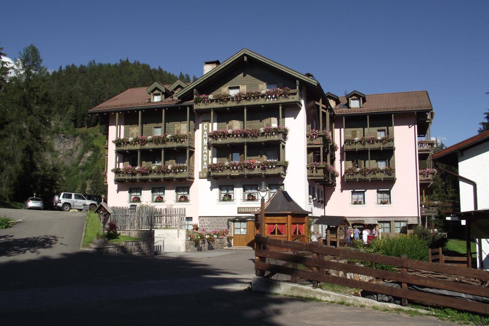 Hotel Canada Predazzo Esterno foto