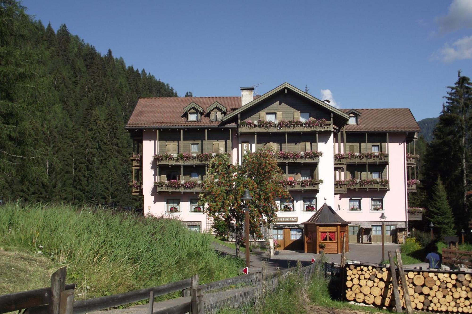 Hotel Canada Predazzo Esterno foto