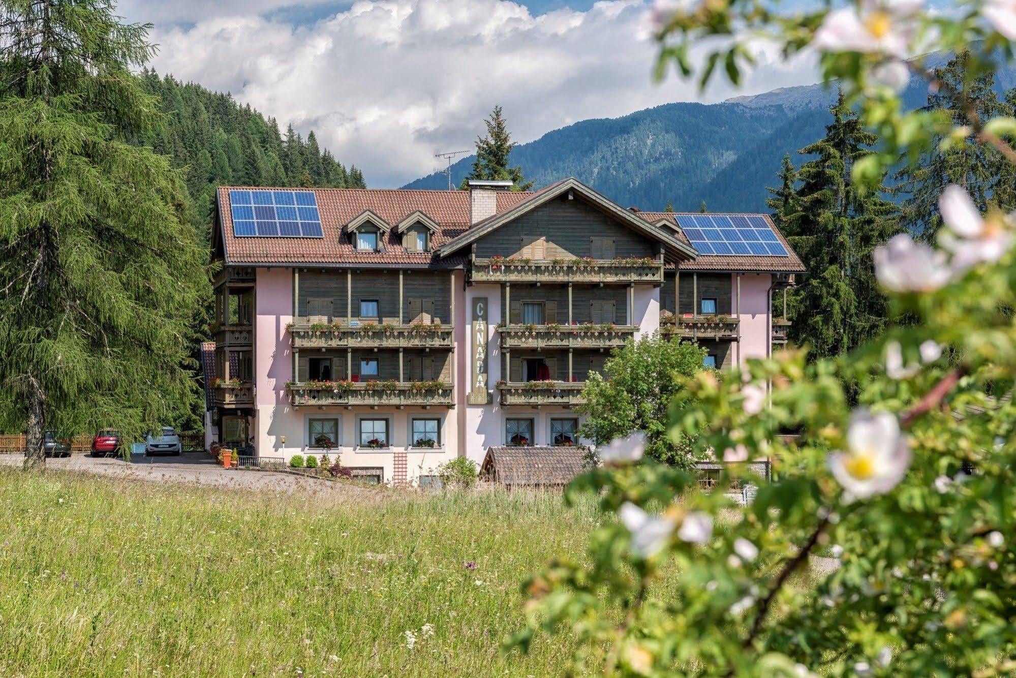 Hotel Canada Predazzo Esterno foto