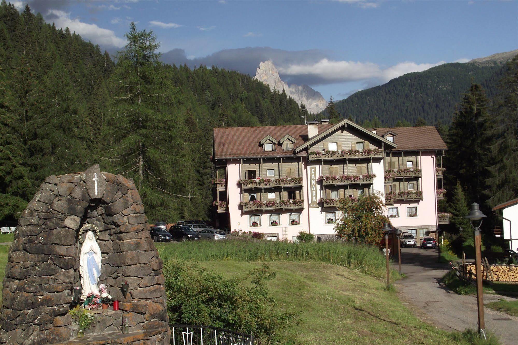 Hotel Canada Predazzo Esterno foto