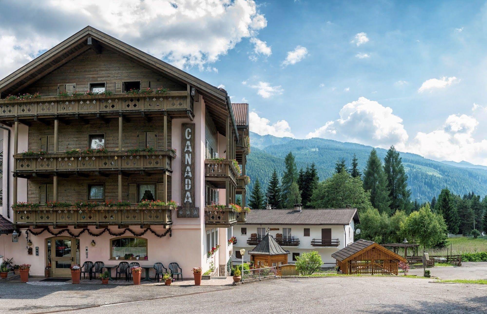Hotel Canada Predazzo Esterno foto