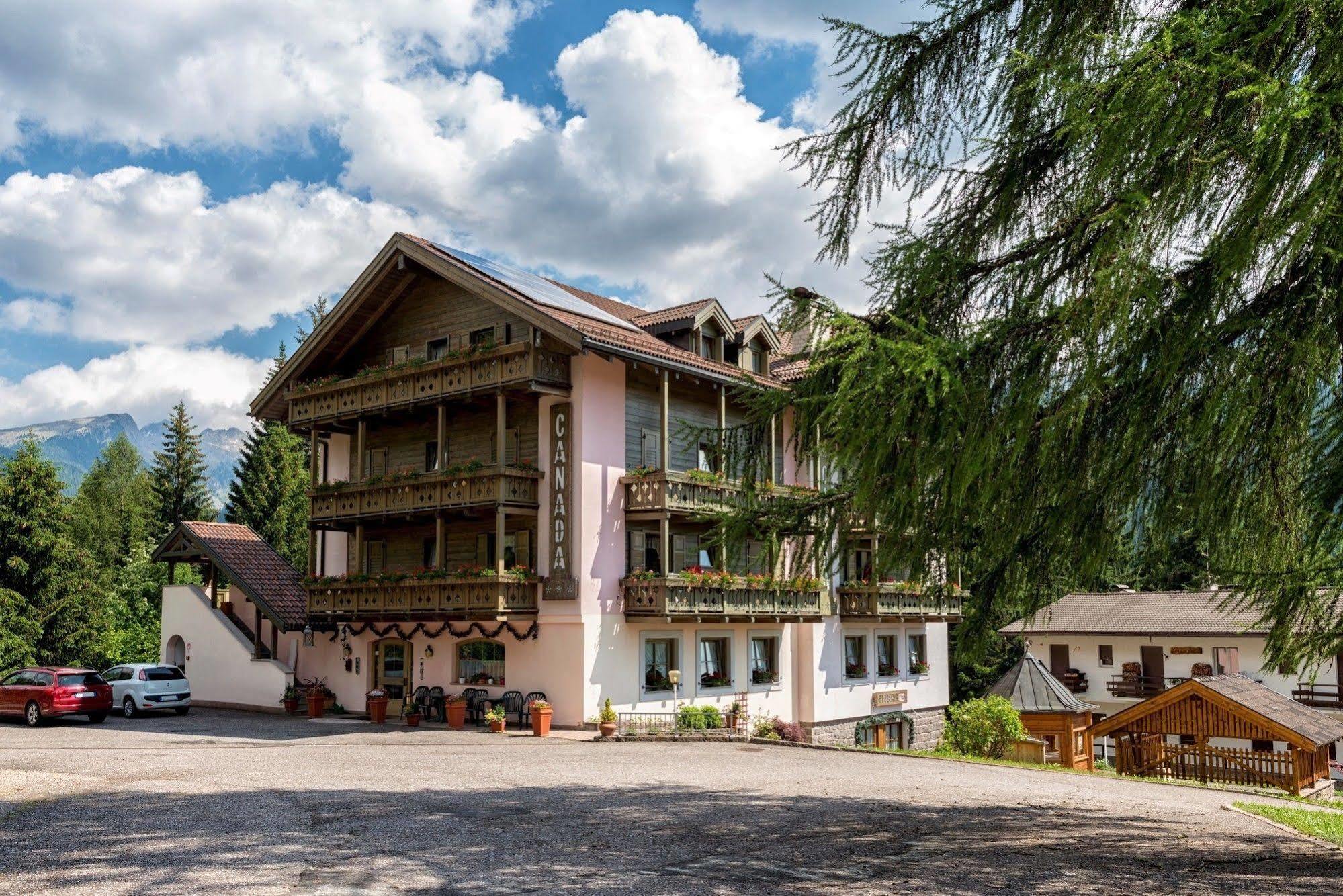 Hotel Canada Predazzo Esterno foto